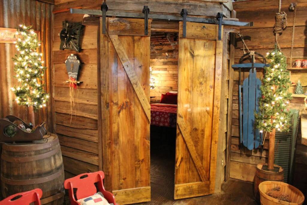 Rural Life On A Real Christmas Tree Farm! Hallmark Experience! Ozark Exterior foto