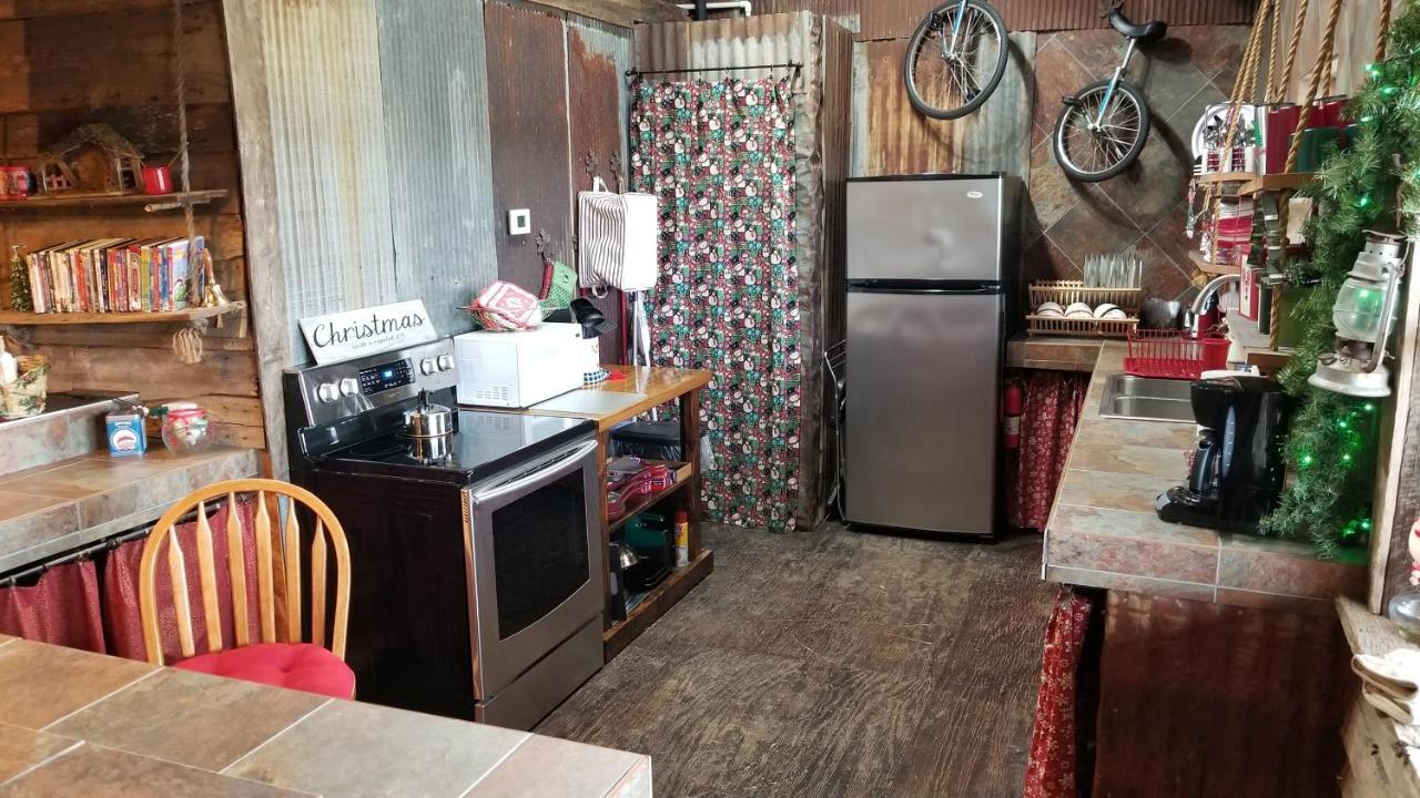 Rural Life On A Real Christmas Tree Farm! Hallmark Experience! Ozark Exterior foto
